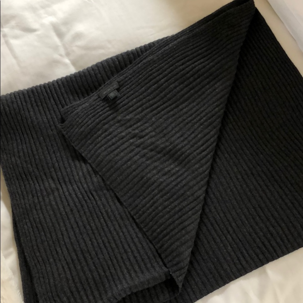 Cashmere scarf in charcoal